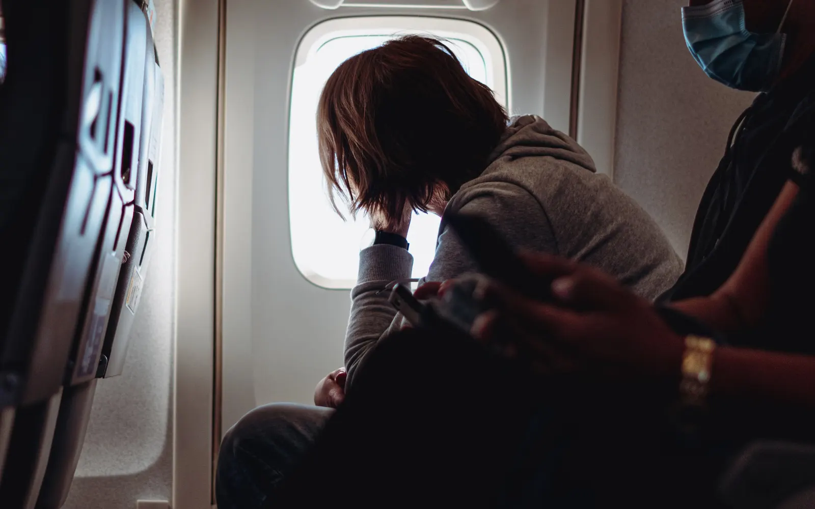 Persona mirando por la ventana de un avión