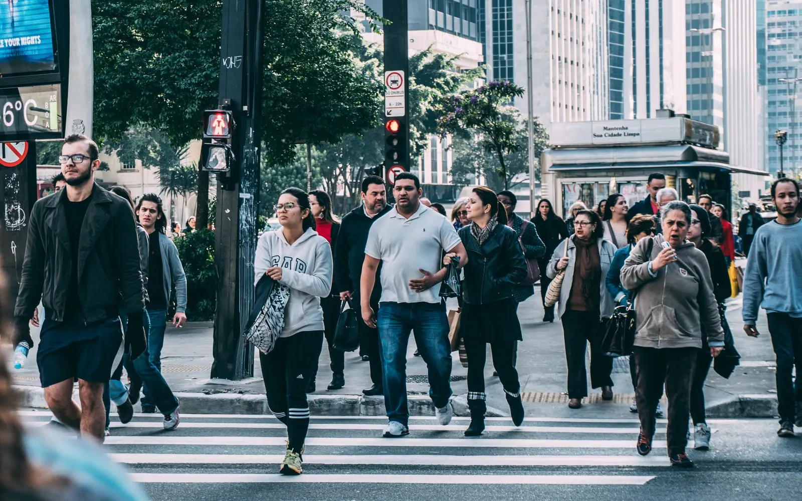 Personas cruzando una calle concurrida de la ciudad a plena luz del día