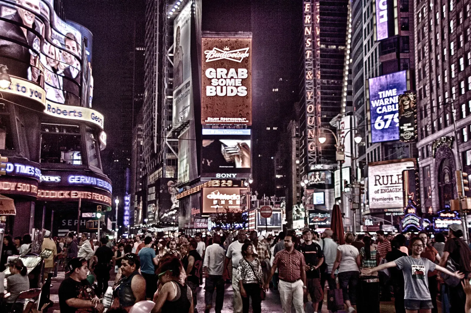 Multitud caminando de noche por las calles de Nueva York
